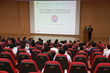 Young Vietnamese scientists meet in Korea  - ảnh 2